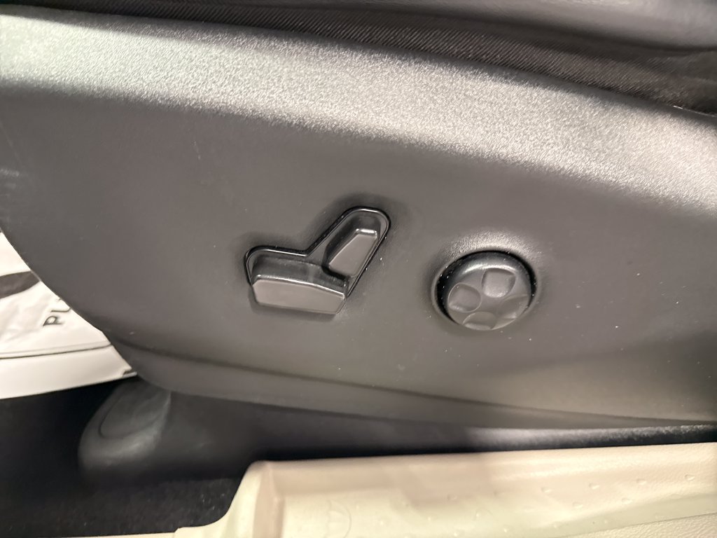 Used 2023 Chrysler Pacifica Touring-L FWD image 28