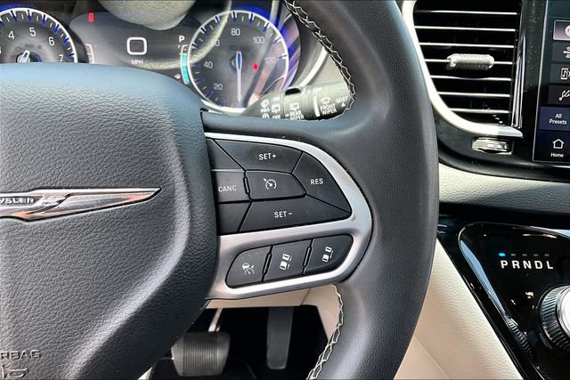 Used 2023 Chrysler Pacifica Touring-L FWD image 12