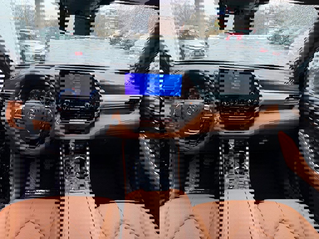 New 2026 Toyota Highlander Platinum image 9