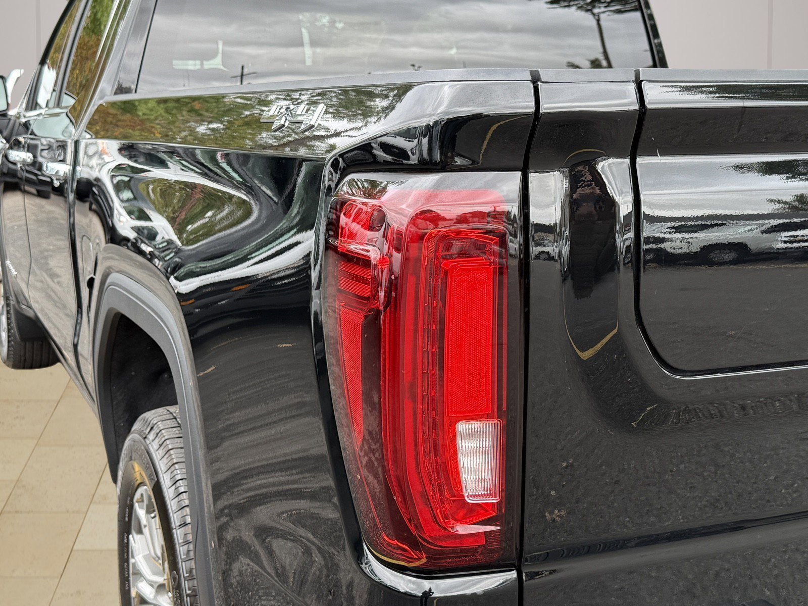 Certified 2025 GMC Sierra 1500 SLT image 60