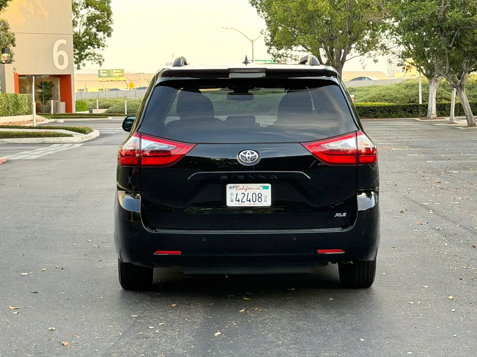 Used 2020 Toyota Sienna XLE w/ XLE Navigation Package FWD image 4