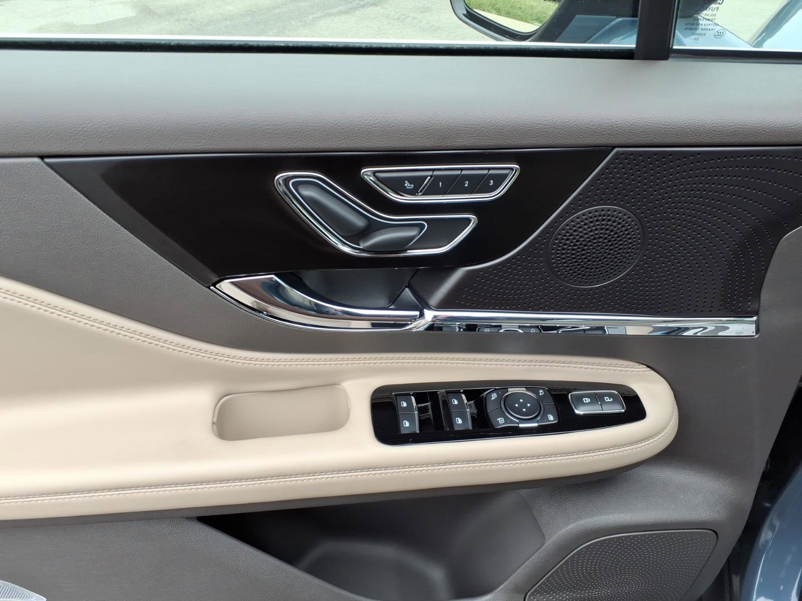 Used 2024 Lincoln Corsair Premiere image 10