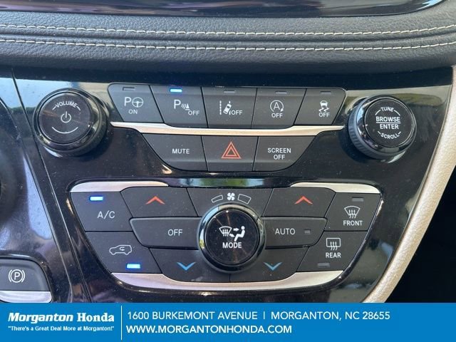 Used 2021 Chrysler Pacifica Touring-L w/ Uconnect Theater Family Group FWD image 21