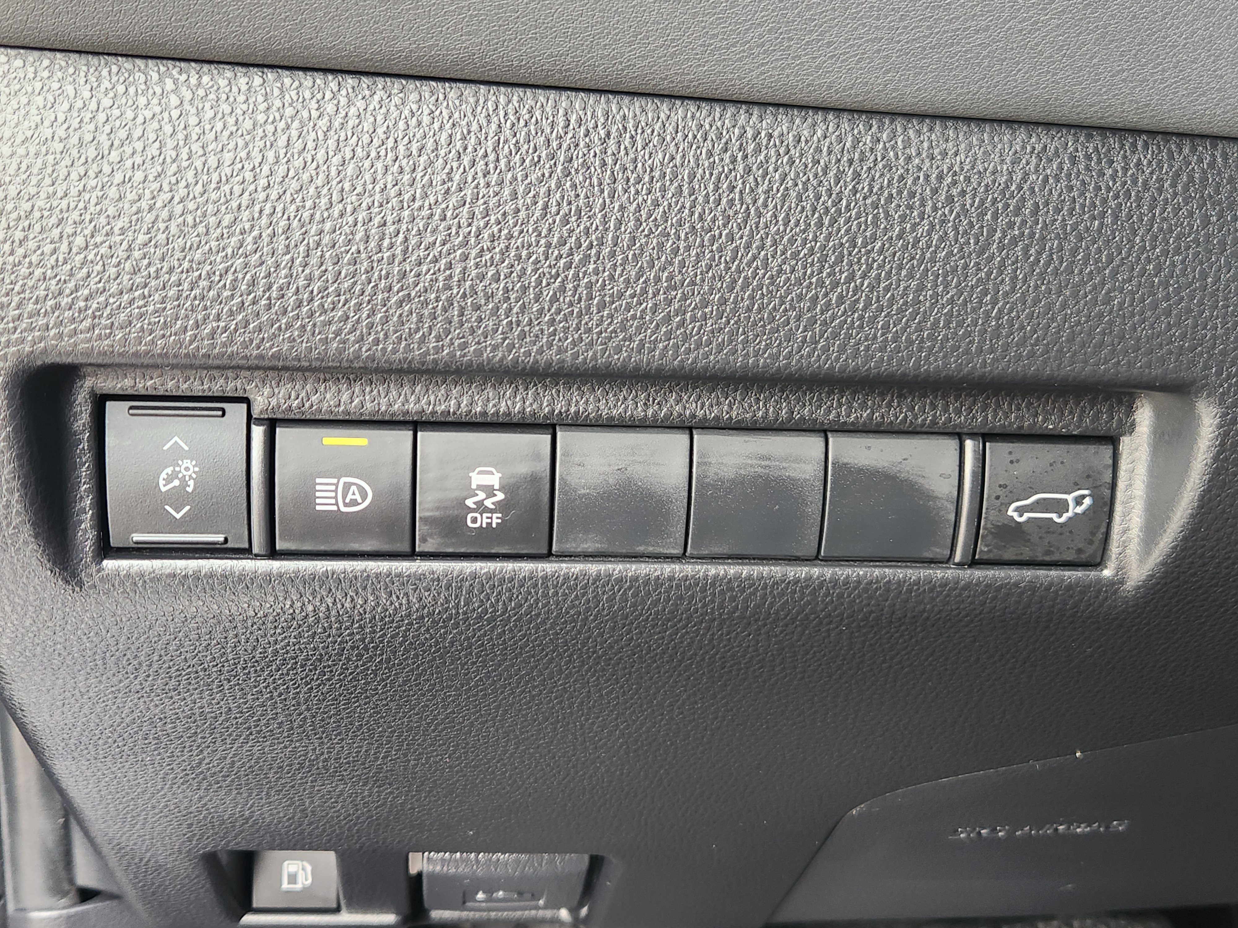 Used 2022 Toyota Venza XLE image 17