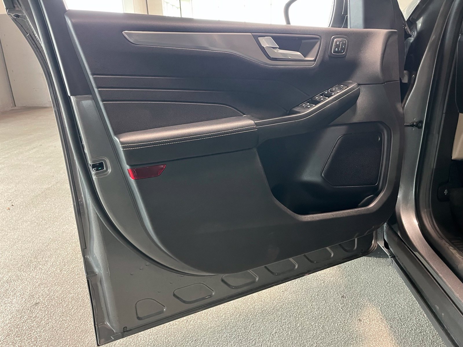 Used 2022 Ford Escape Titanium FWD image 16