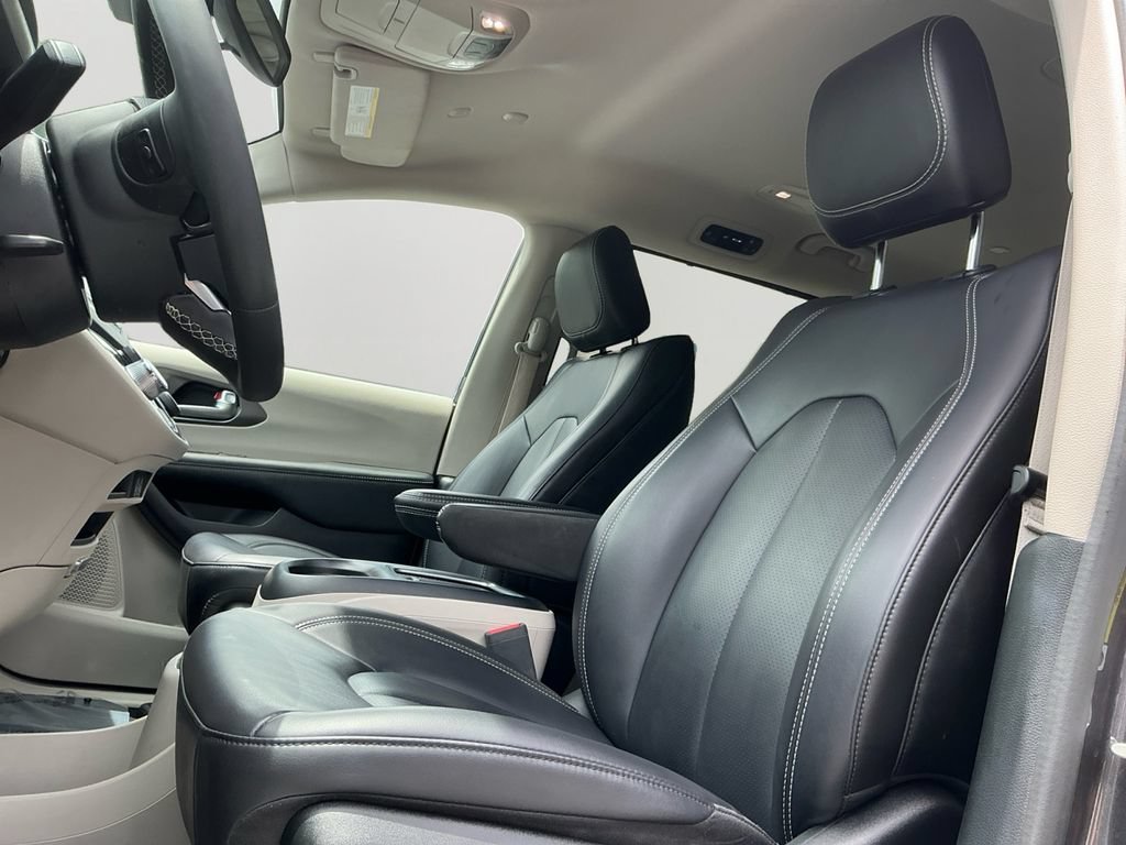 Used 2023 Chrysler Pacifica Touring-L FWD image 24