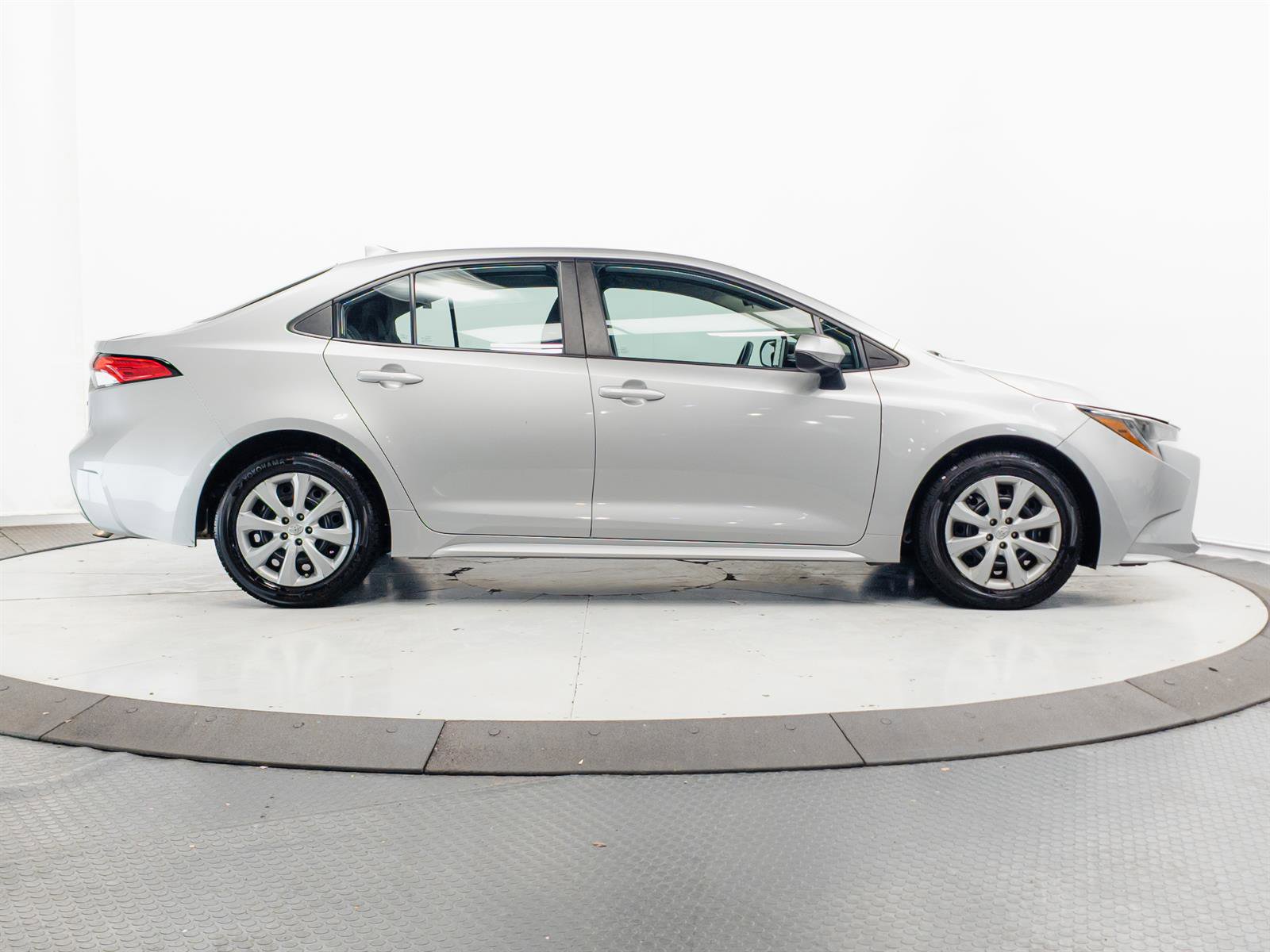 Used 2020 Toyota Corolla LE FWD image 12