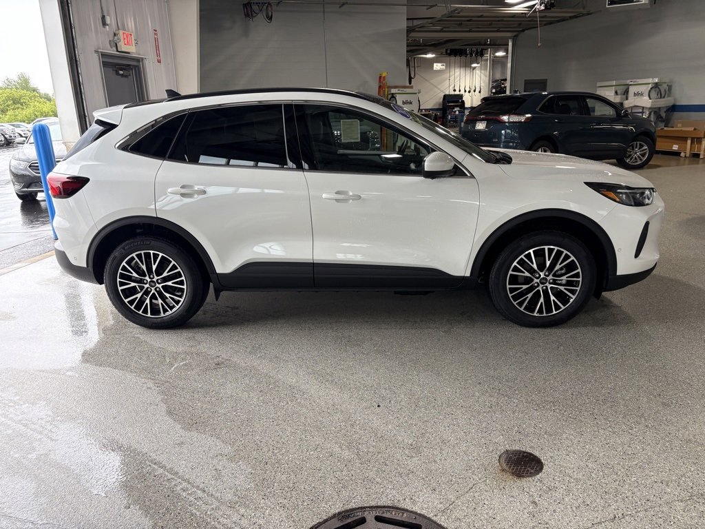 Used 2024 Ford Escape Base w/ PHEV Premium Package image 9