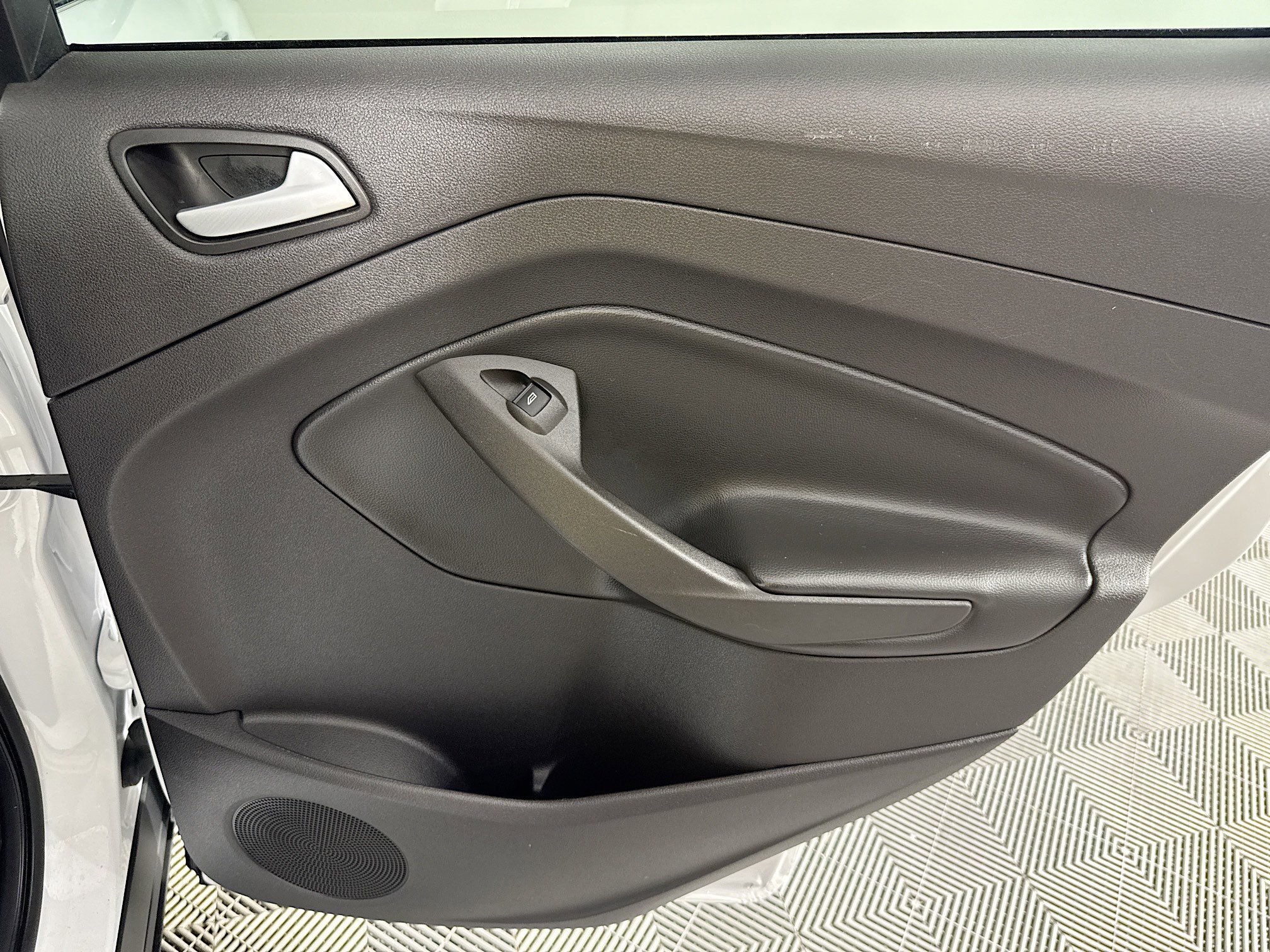 Used 2018 Ford Escape SE w/ Ford Safe & Smart Package FWD image 26