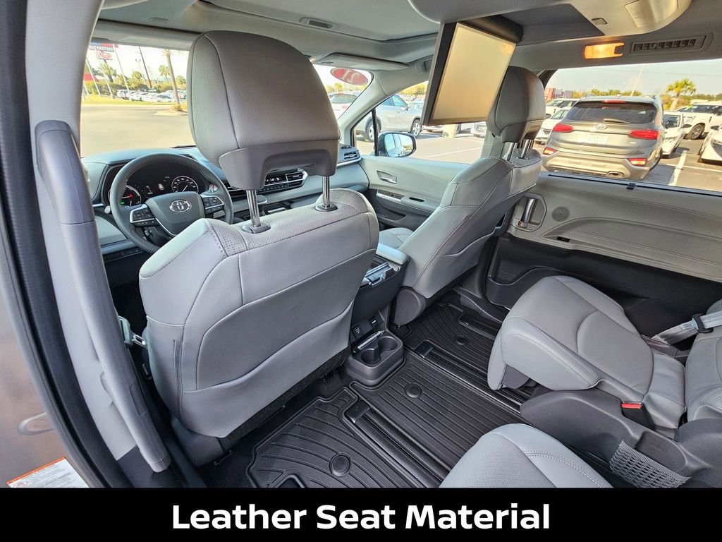 Used 2021 Toyota Sienna Limited image 18