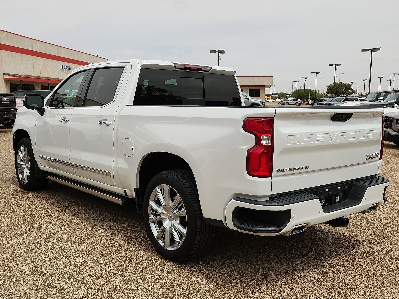 Used 2023 Chevrolet Silverado 1500 High Country w/ High Country Premium Package AWD/4WD image 3