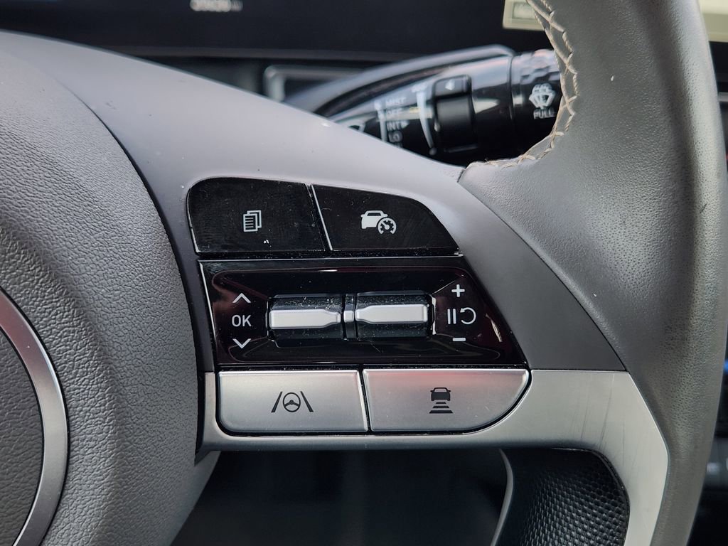 Used 2025 Hyundai Elantra SEL image 34