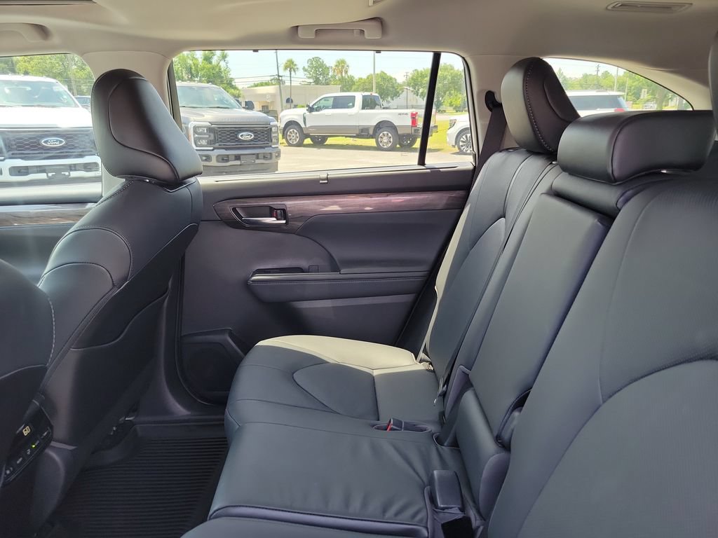 Used 2021 Toyota Highlander Limited AWD/4WD image 16