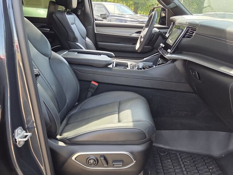 Used 2025 Jeep Wagoneer Series II w/ Premium Group I RWD image 17