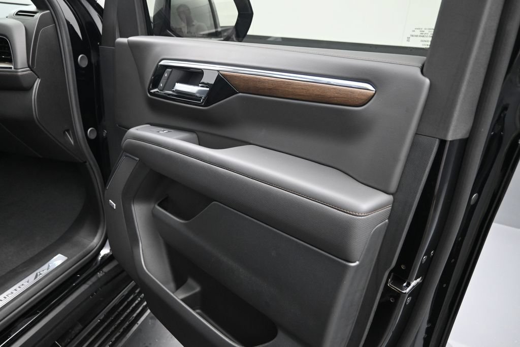 Used 2025 Chevrolet Tahoe High Country AWD/4WD image 28