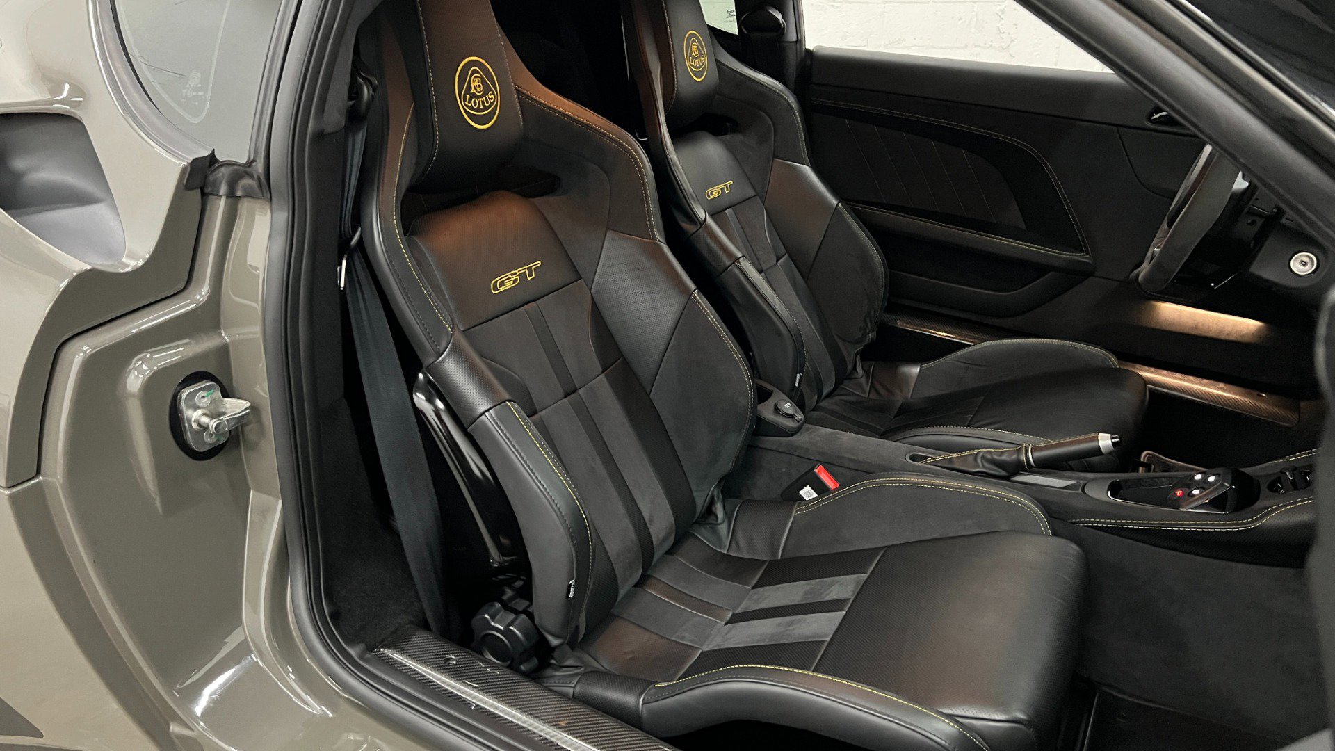 Used 2021 Lotus Evora image 44
