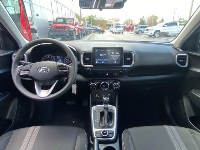 Used 2020 Hyundai Venue SEL image 16