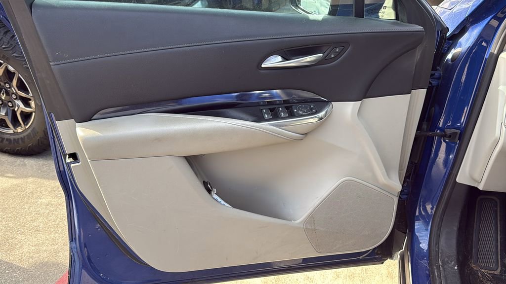 Used 2023 Cadillac XT4 Luxury w/ Cold Weather Package image 5