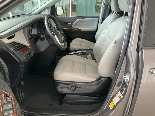 Used 2020 Toyota Sienna Limited Premium FWD image 3