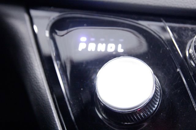 Used 2025 Chrysler Pacifica Select image 32