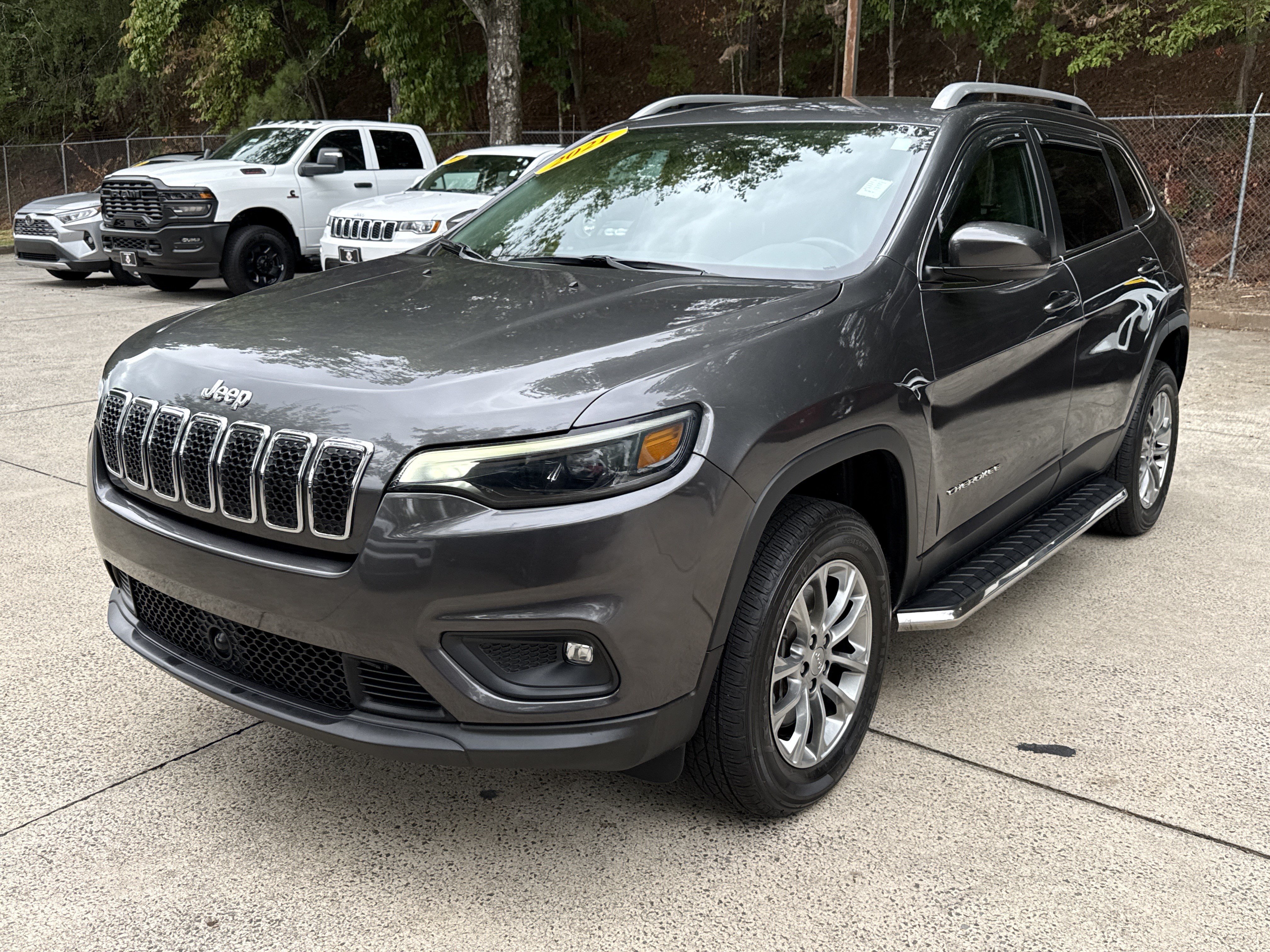 Used 2021 Jeep Cherokee Latitude Lux w/ Trailer Tow Group AWD/4WD image 3