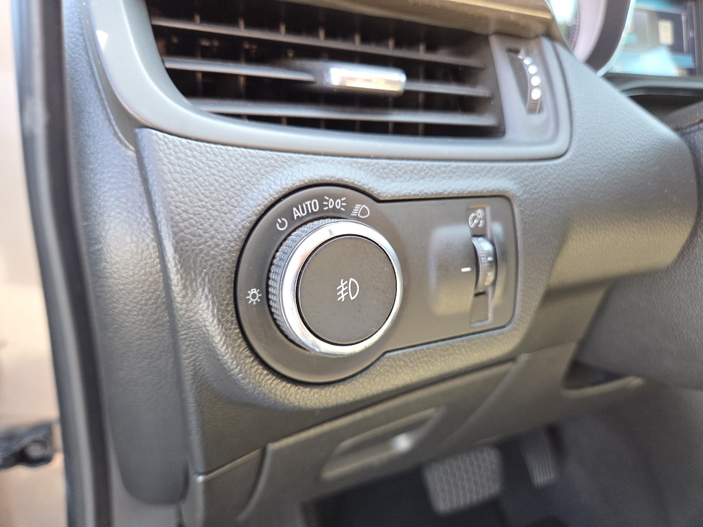 Used 2019 Buick Envision Essence FWD image 28