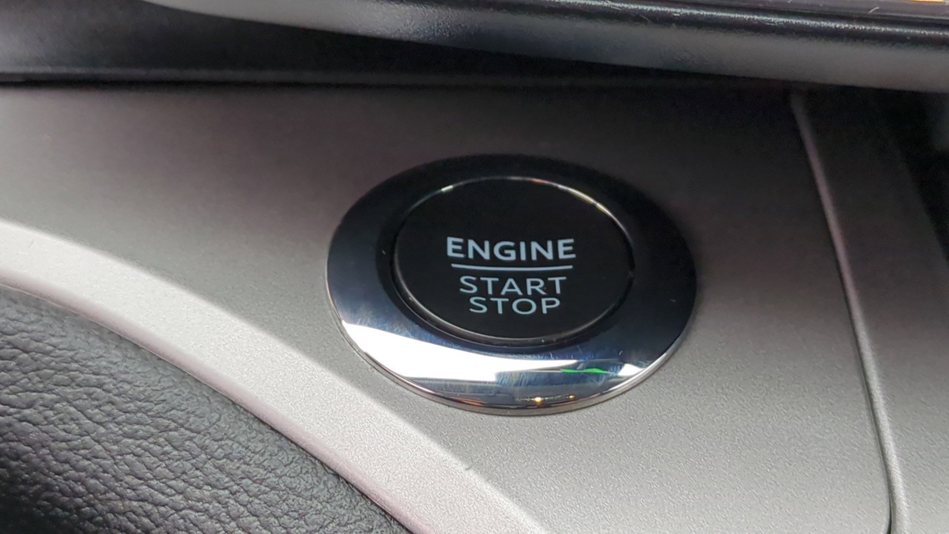 Used 2022 Ford Explorer XLT w/ Equipment Group 202A image 25