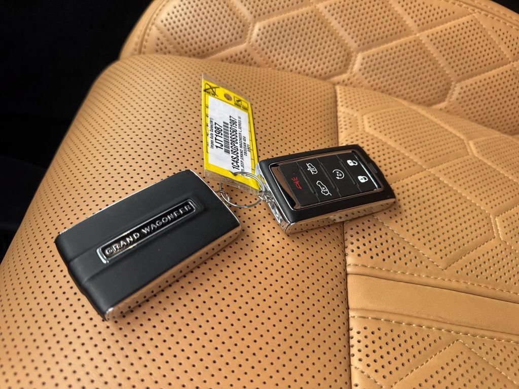 Used 2025 Jeep Grand Wagoneer L Series III w/ Rear Seat Video Group 1 AWD/4WD image 40