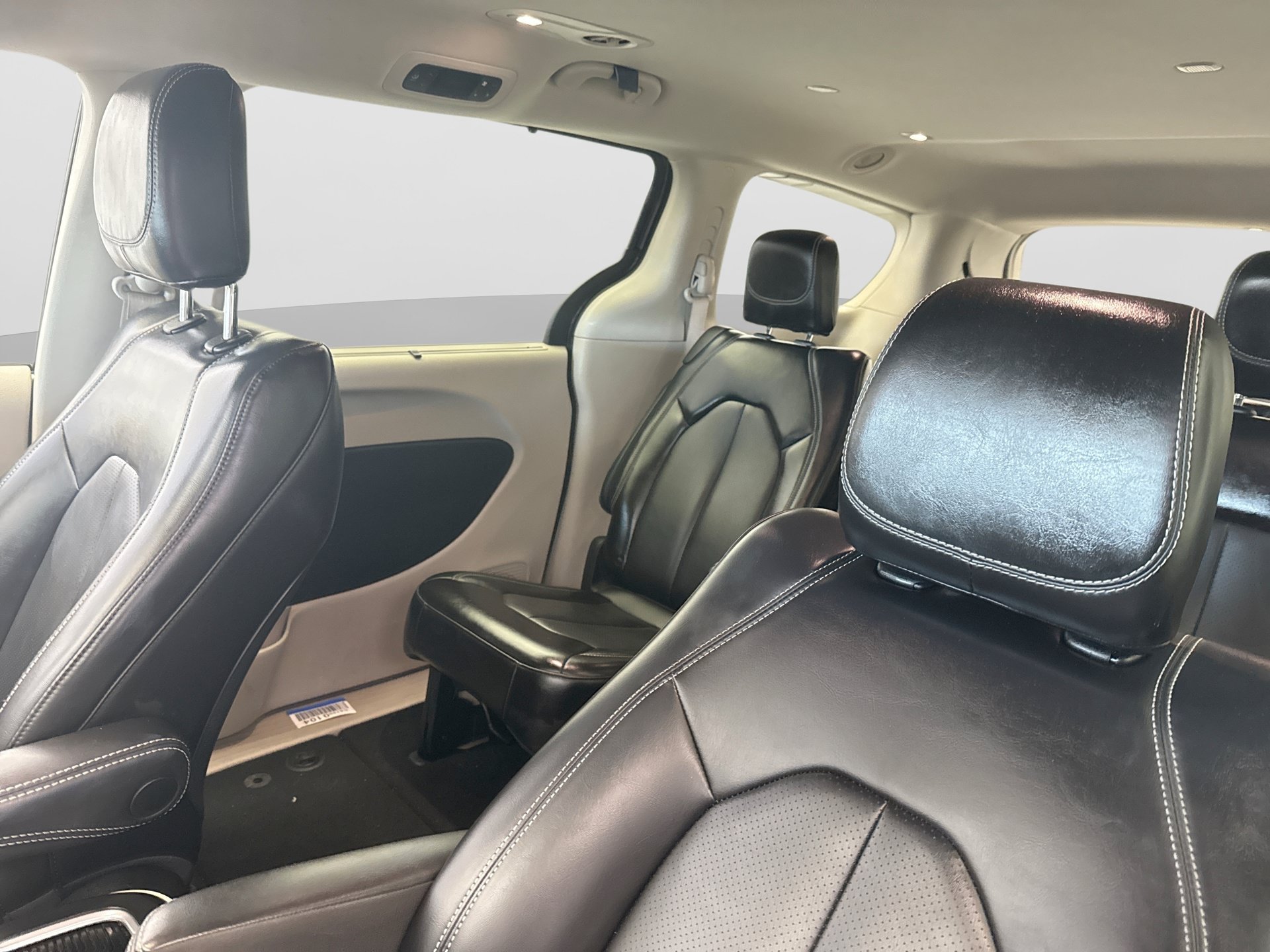 Used 2023 Chrysler Pacifica Touring-L FWD image 9