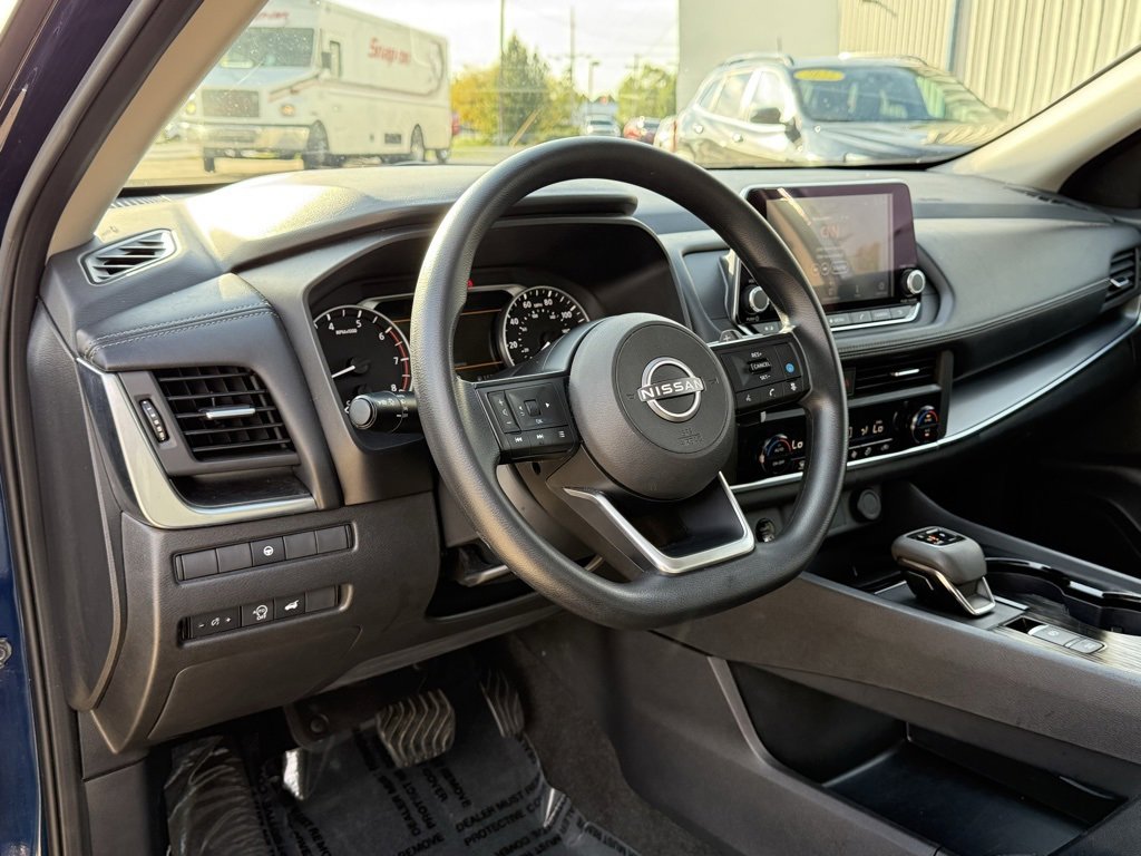 Used 2024 Nissan Rogue SV image 16