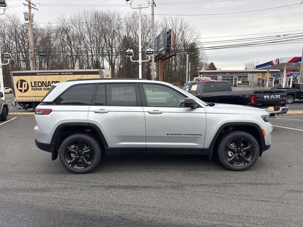 New 2025 Jeep Grand Cherokee Limited w/ Black Appearance Package AWD/4WD image 4