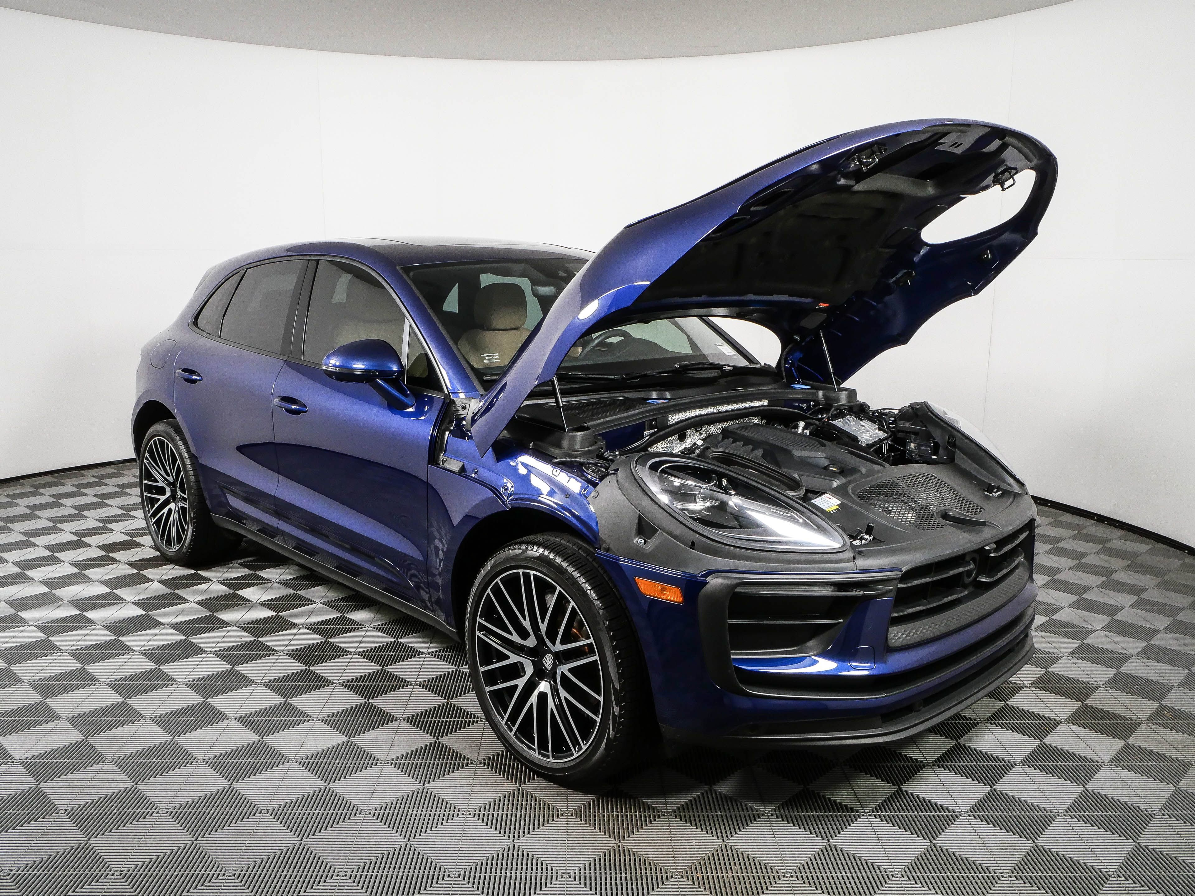 Certified 2024 Porsche Macan AWD/4WD image 35