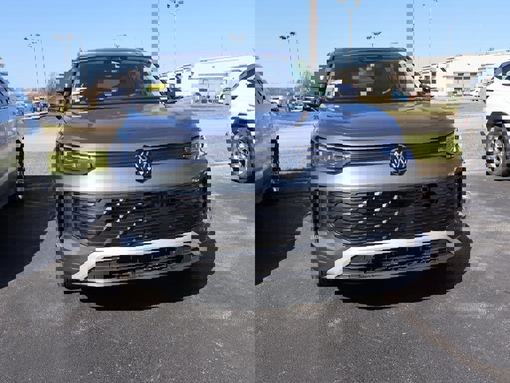 Used 2025 Volkswagen Tiguan SE image 4