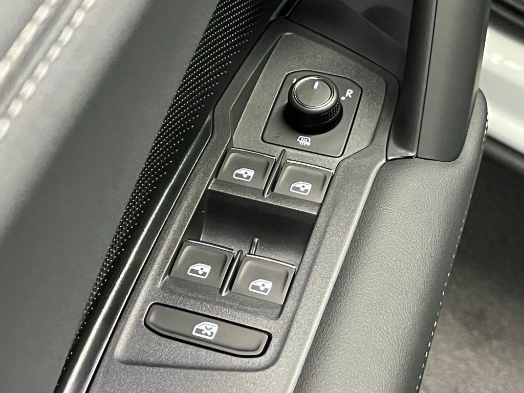 New 2025 Volkswagen Tiguan SE R-Line image 19