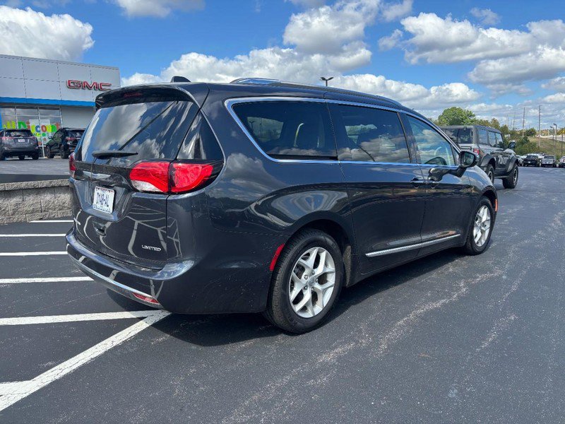 Used 2020 Chrysler Pacifica Limited image 3