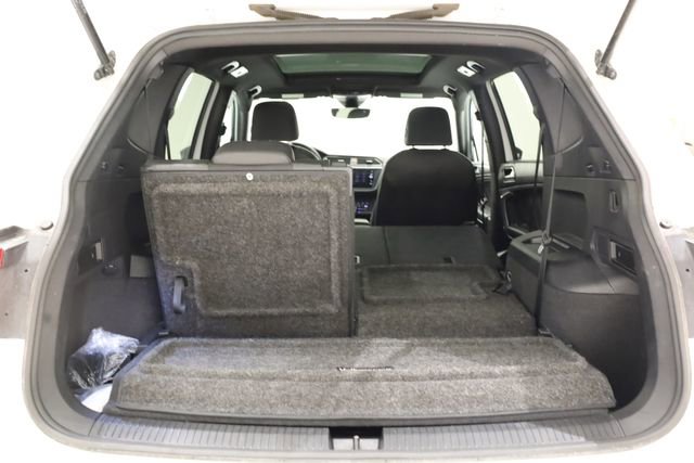 Used 2023 Volkswagen Tiguan SE R-Line image 33