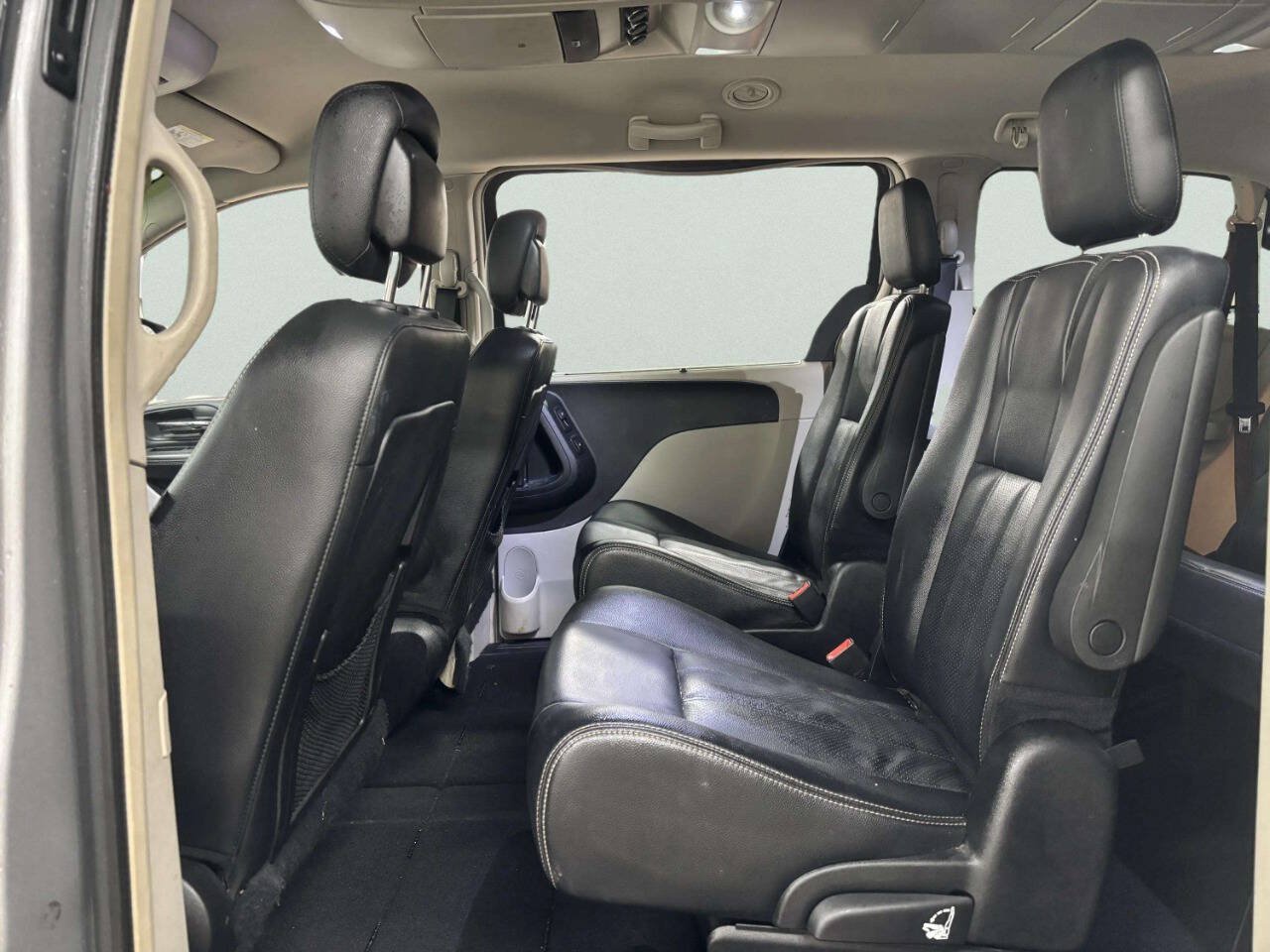 Used 2015 Chrysler Town & Country Touring-L w/ Driver Convenience Group FWD image 13