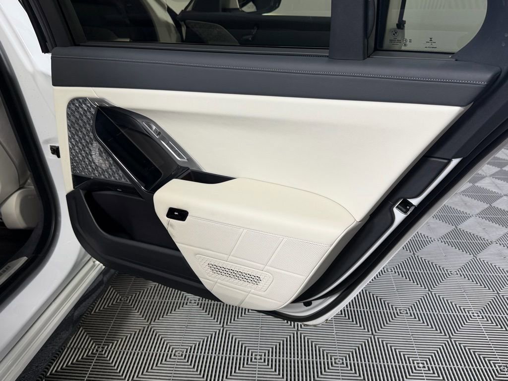 Used 2023 BMW 740i w/ Executive Package image 30