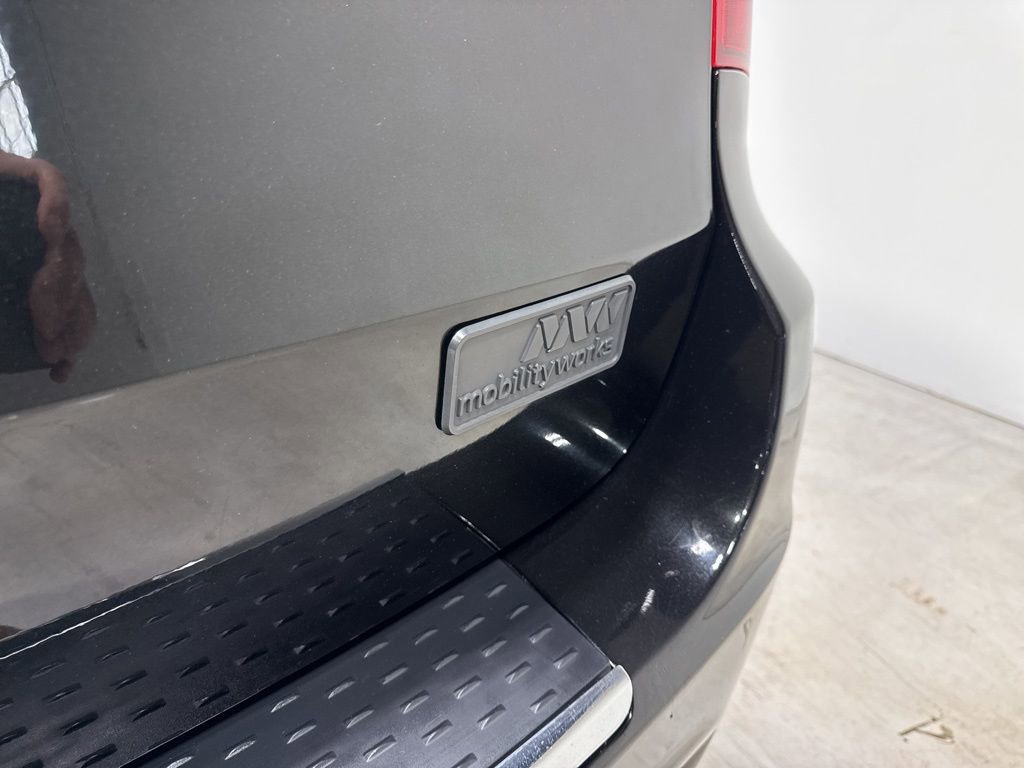 Used 2015 Chrysler Town & Country Touring image 12