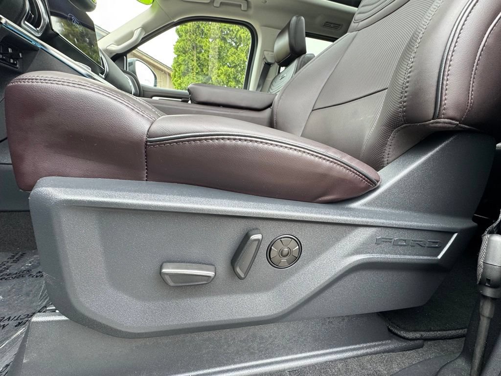 Used 2025 Ford Expedition Platinum w/ Platinum Ultimate Package AWD/4WD image 16