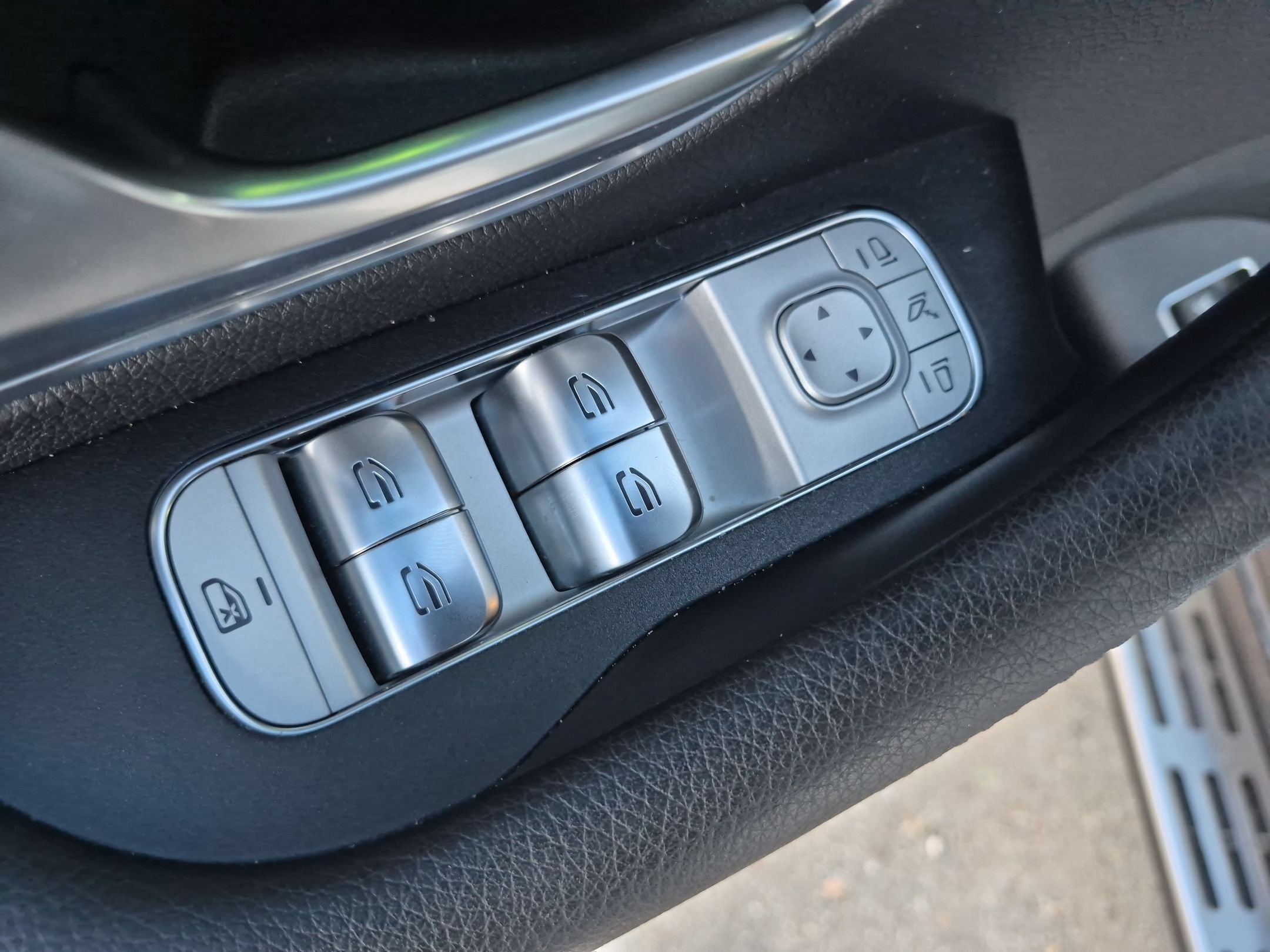 Used 2025 Mercedes-Benz GLE 350 4MATIC image 11