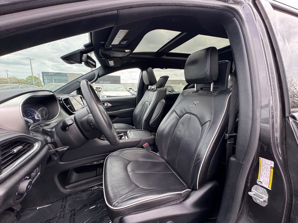 Used 2022 Chrysler Pacifica Limited w/ Uconnect Theater Family Group image 14