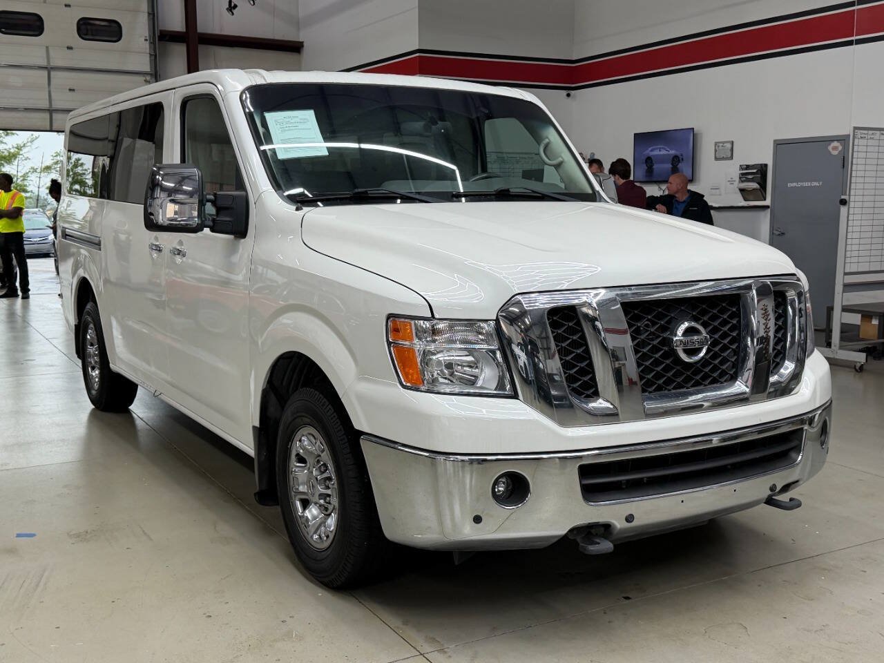 Used 2016 Nissan NV 3500 SL RWD image 1
