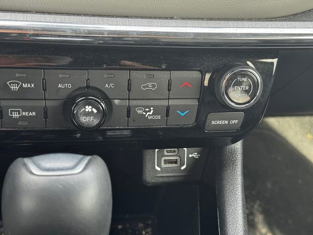 Used 2024 Jeep Compass Limited image 35