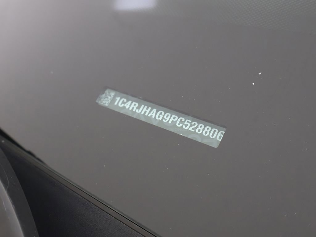 Used 2023 Jeep Grand Cherokee Laredo image 44