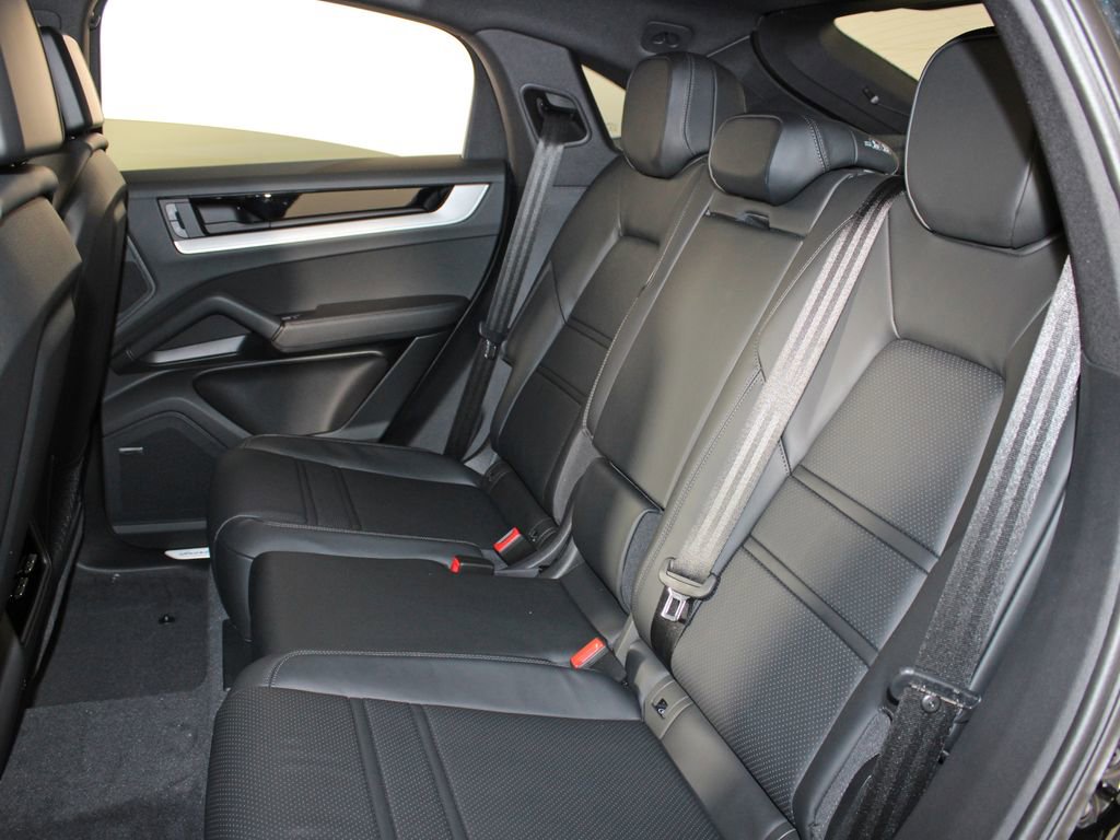 Certified 2026 Porsche Cayenne Coupe image 32