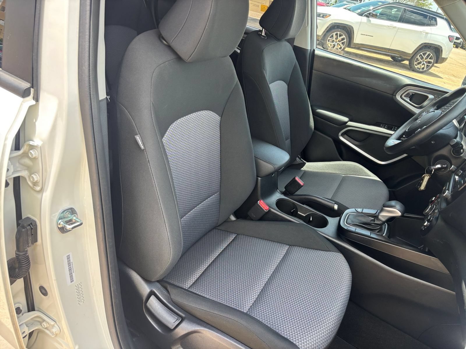Used 2025 Kia Soul LX w/ LX Technology Package FWD image 34