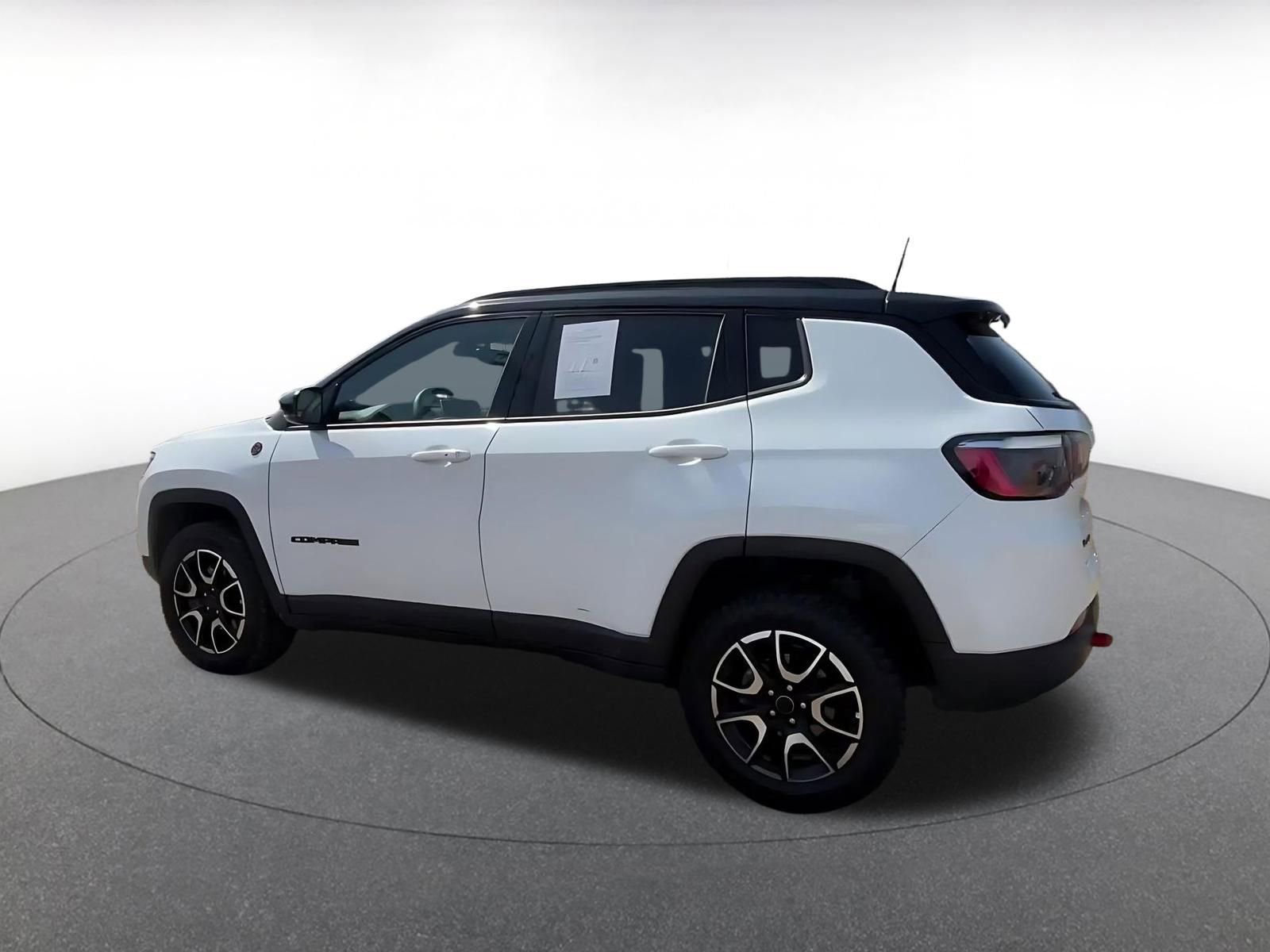 Used 2025 Jeep Compass Trailhawk AWD/4WD image 10