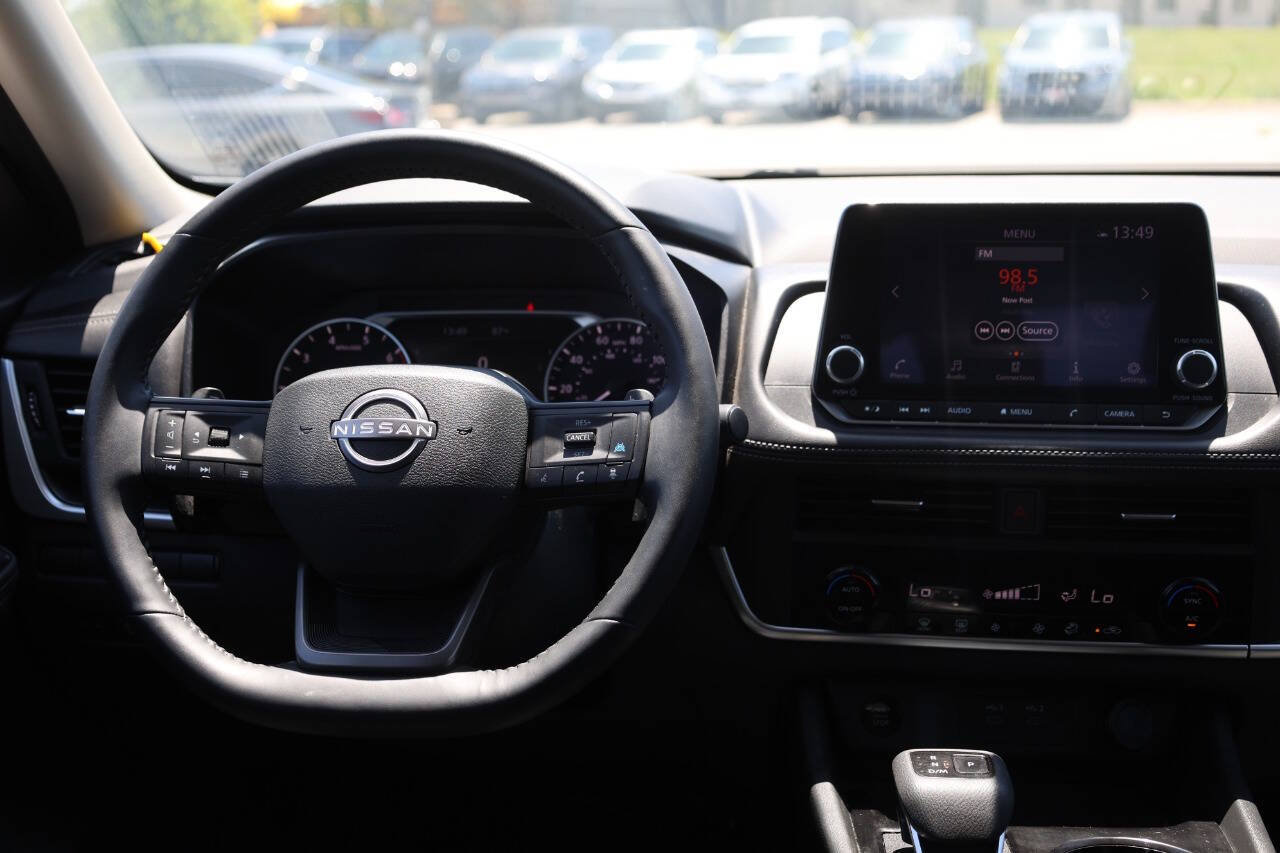 Used 2025 Nissan Rogue SV AWD/4WD image 23