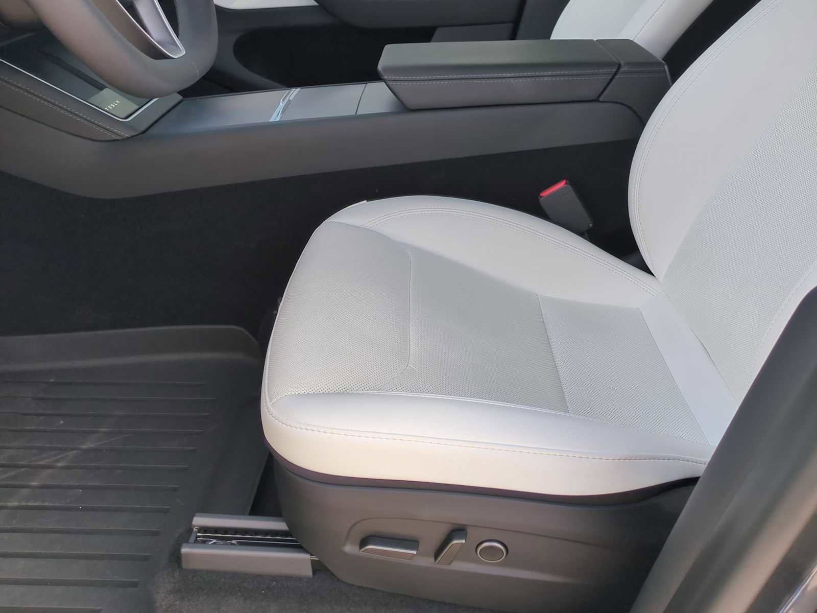 Used 2026 Tesla Model Y 2WD image 18